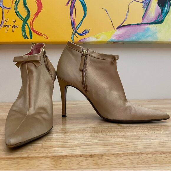 Judith Leiber Gold Tan Bow Booties Size 8B - Picture 2 of 11